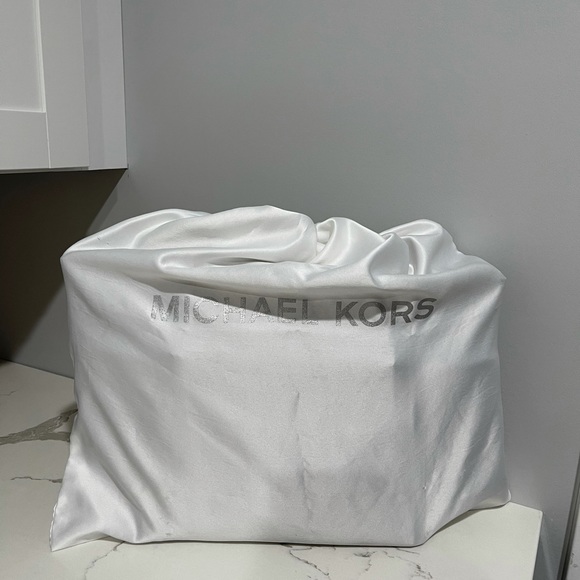 Michael Kors tote - Picture 7 of 9